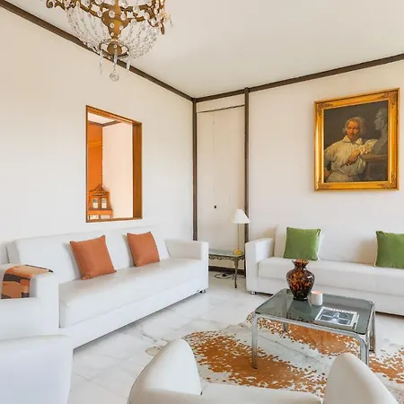 Vakantiehuis Piazza Cavour View - By Myhomeincomo